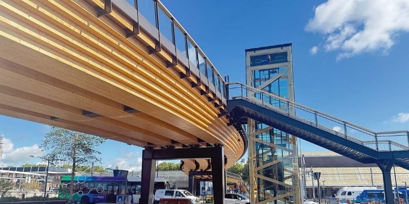 Houten voetgangersbrug